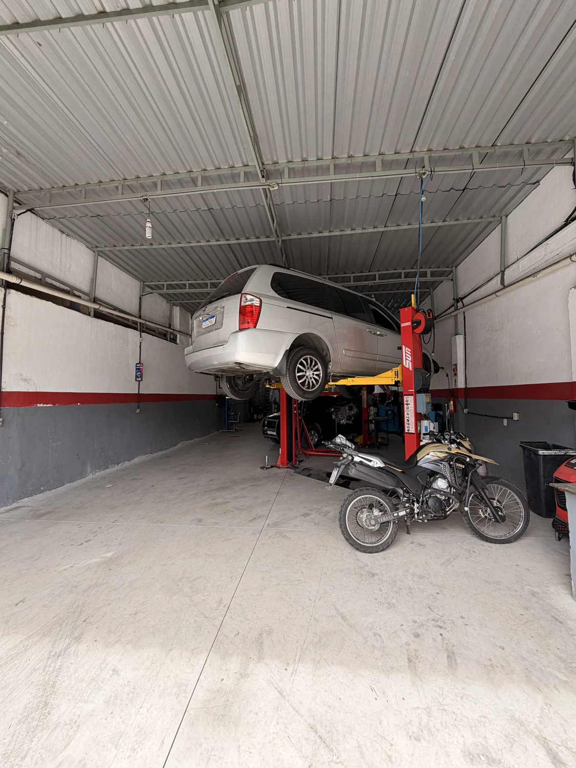 Área de atendimento da TMEC DIAG com veículo no elevador