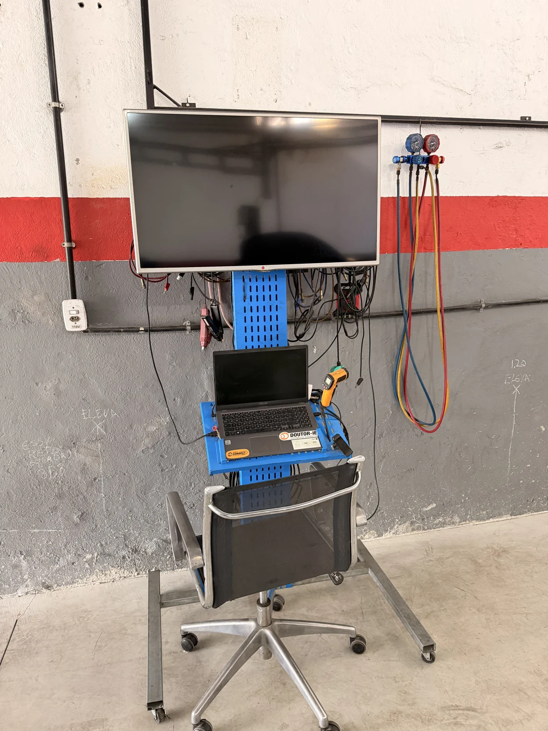 Estação com computador, monitor e equipamentos de diagnóstico